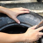 Тщательно вымойте покрышку внутри и снаружи с чистящим средством
