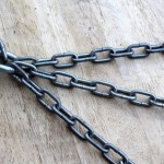 С другой стороны  соедините цепи при помощи одного крепления. Два конца небольшой цепи, предназначенной для присоединения карабина, закрепите там же