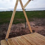 Перекладины фиксируют металлическими уголками на саморезах