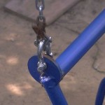 Важно уделить внимание прочности креплений - болтов и цепей