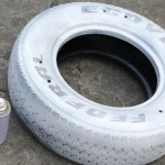 Покрасьте покрышку аэрозольной краской желаемого оттенка и дайте ей как следует высохнуть