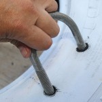 Теперь поместите болты в отверстия