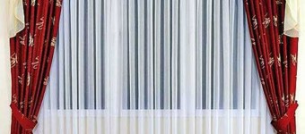 Интересный дизайн штор красно-белого цвета. Фото 16