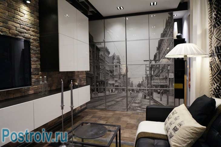 Интерьер гостиной 16 кв. м.: постеры с изображением Бостона на стенах - Фото