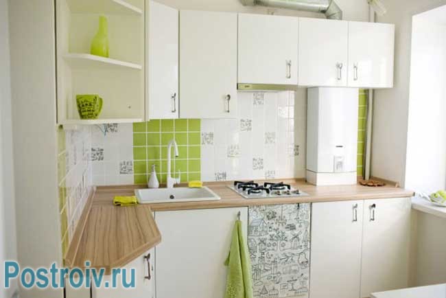 Дизайн маленькой кухни в хрущевке с колонкой светлая кухня
