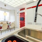 Потолок на кухне отделан матовыми стеклянными панелями. Очень красиво и современно
