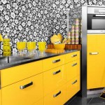 Интересный вариант кухни в желтом цвете. Фото 24