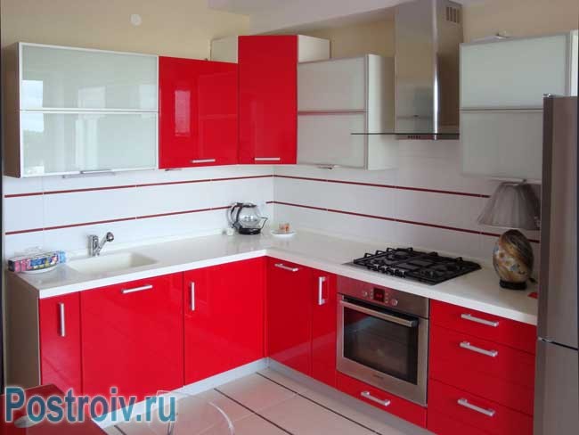Красная угловая кухня в хрущевке с газовой колонкой