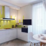 Оригинальный кухонный фартук на маленькой кухне. Фото