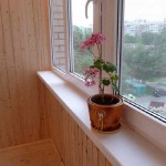 Обшивка балкона деревянной вагонкой. Фото