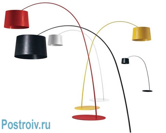 Еще одна вариация изогнутого торшера разных цветов. Фото